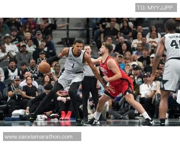 马刺与火箭激战正酣16日对决引发球迷热议与期待